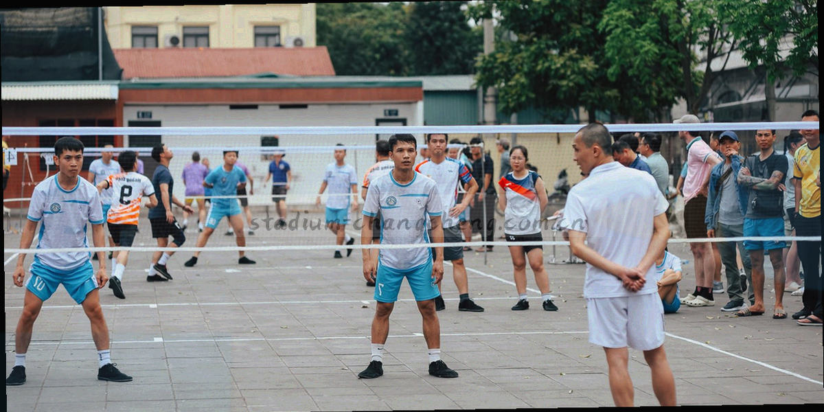 旧战报纸张纹理与时间轴刻度叠影的抽象图，无人物与具体地点标识